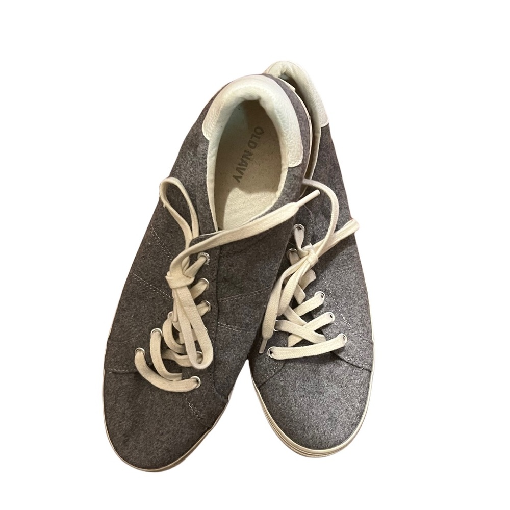 Tennis shoes